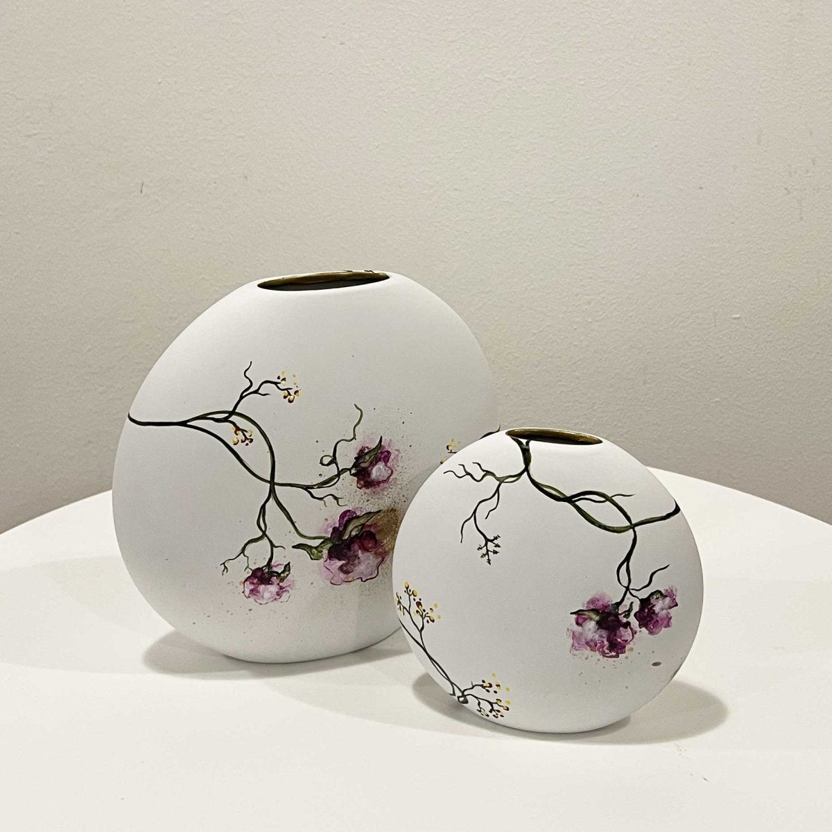 Flad hvid vase med blomster