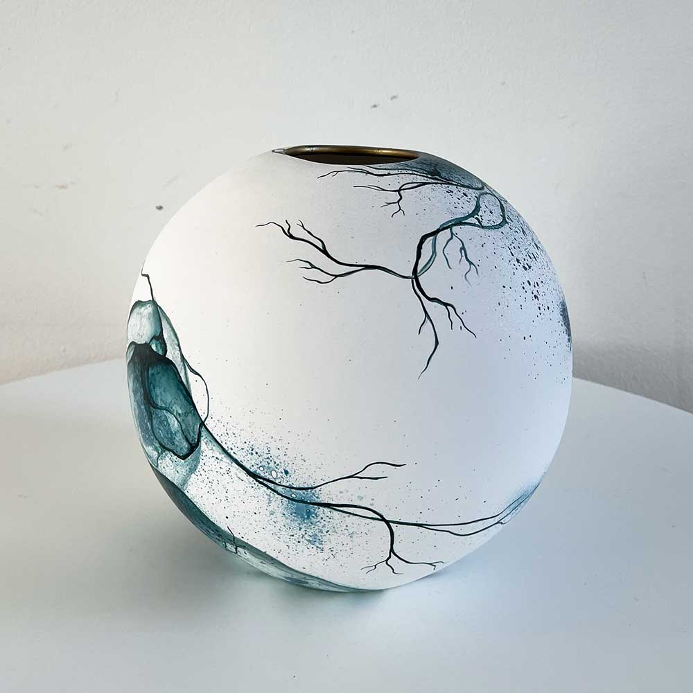 Blå håndmalet vase