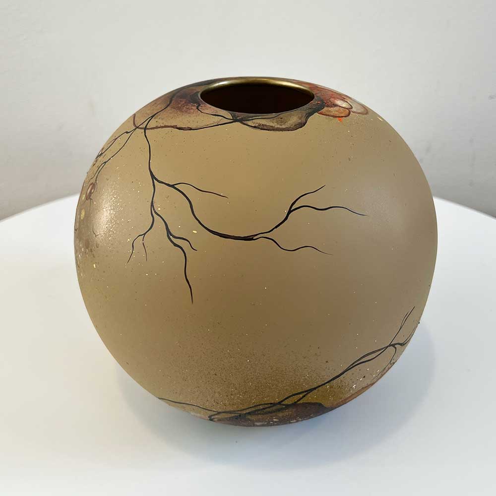 Vase med abstrakt kunst af Rikke Darling