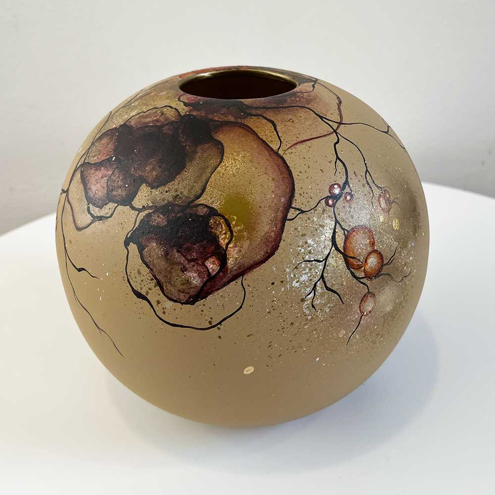 Vase med abstrakt kunst af Rikke Darling