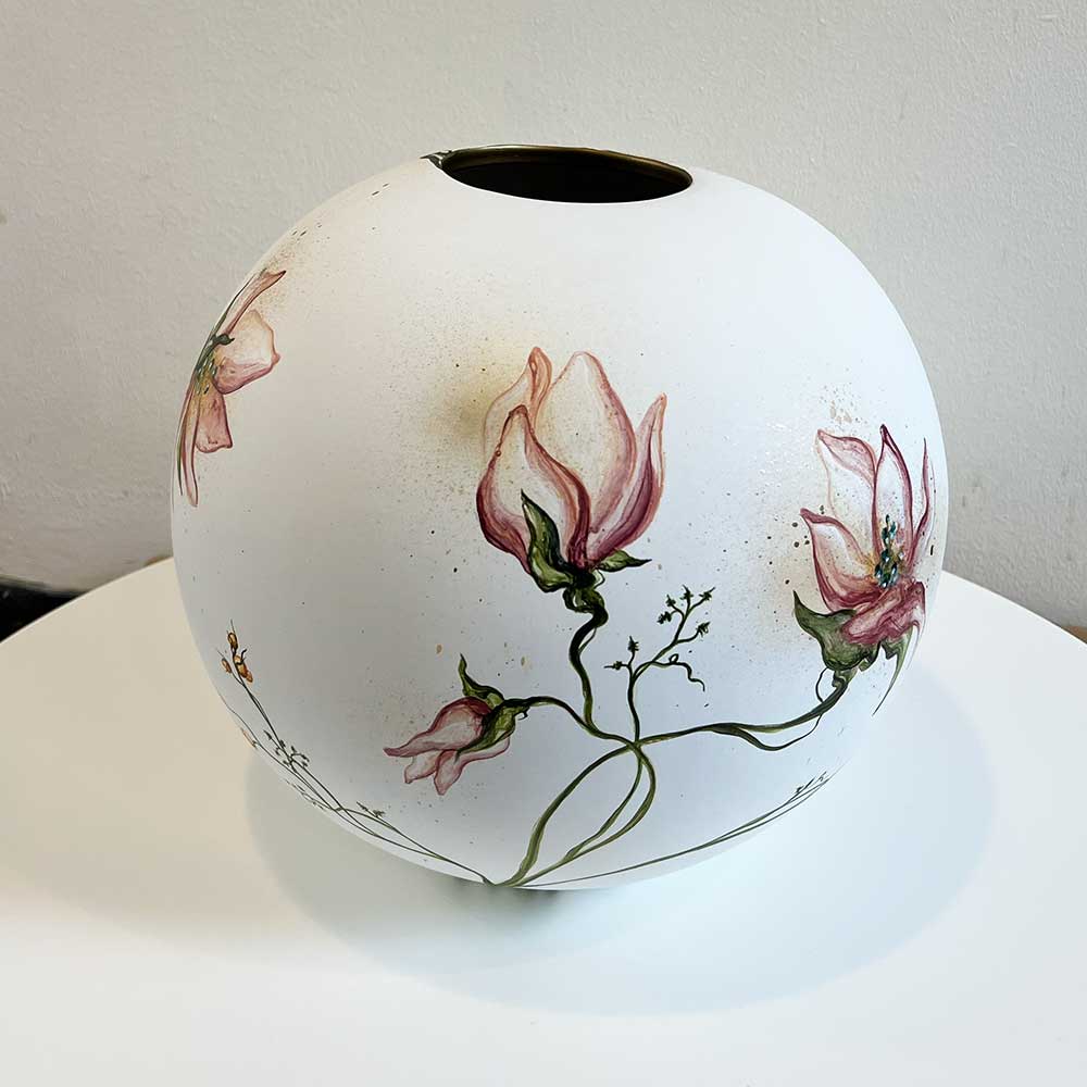 Hvid vase med blomster