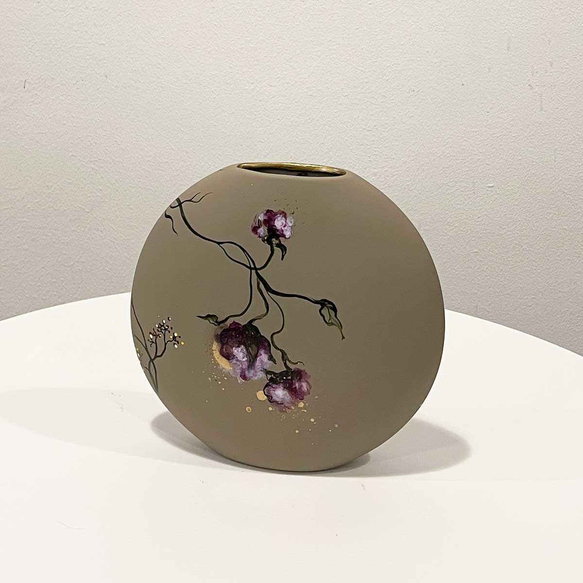 Flad grå vase med blomster