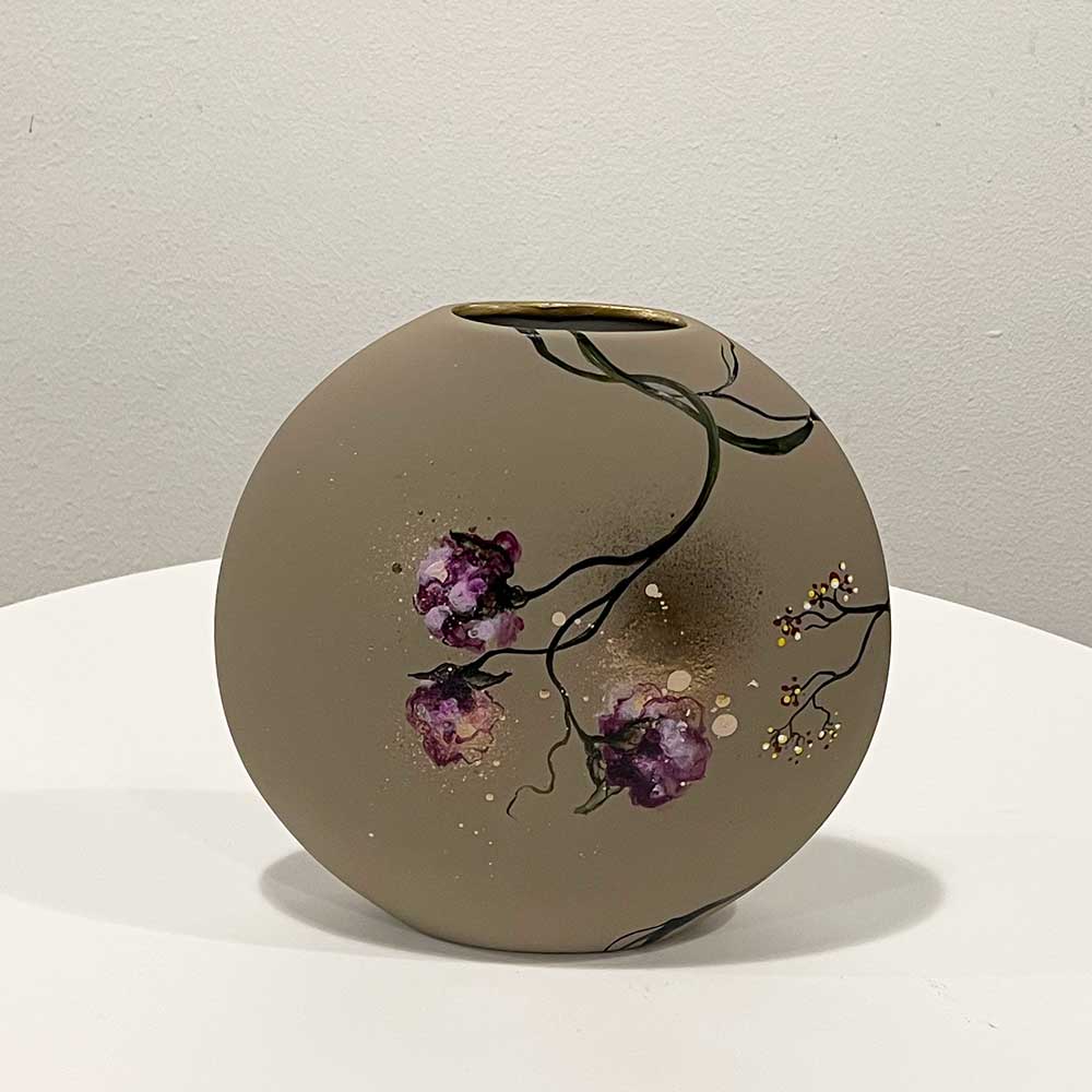 Flad grå vase med blomster