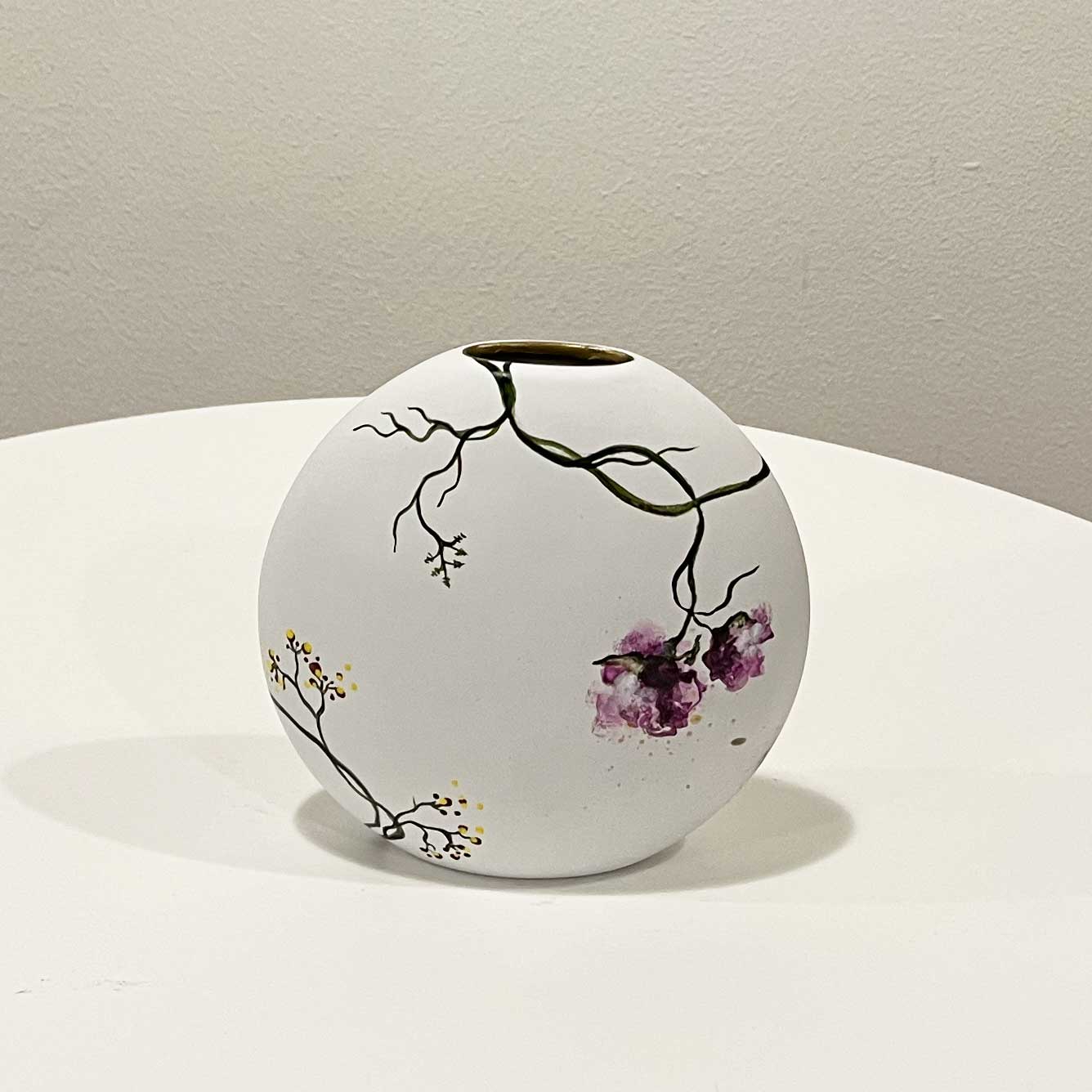 Flad hvid vase med blomster