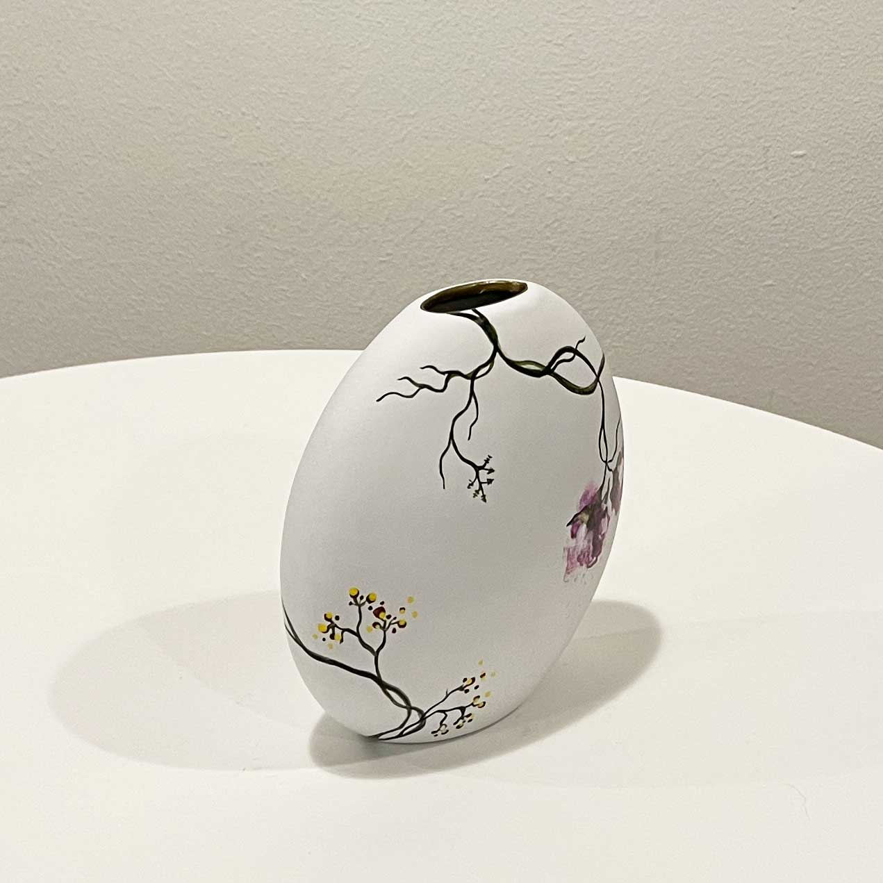 Flad hvid vase med blomster