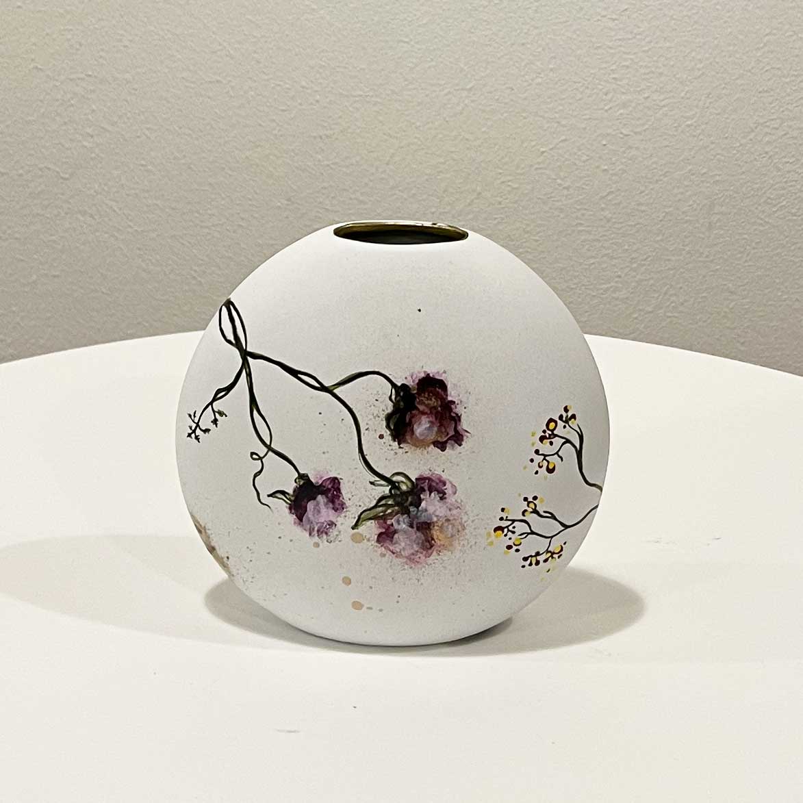 Flad hvid vase med blomster