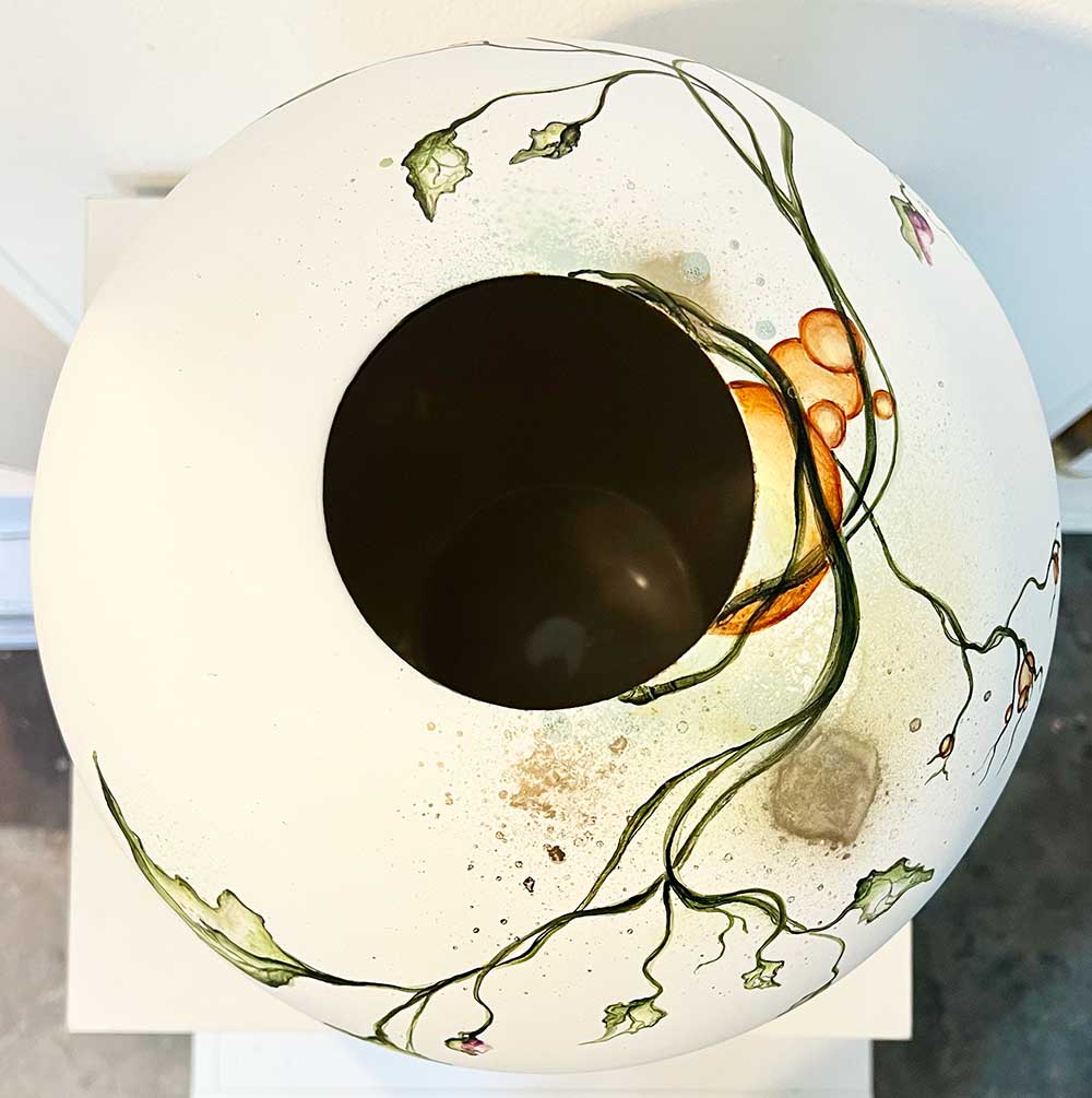 Hvid vase med håndmalet unika kunst.