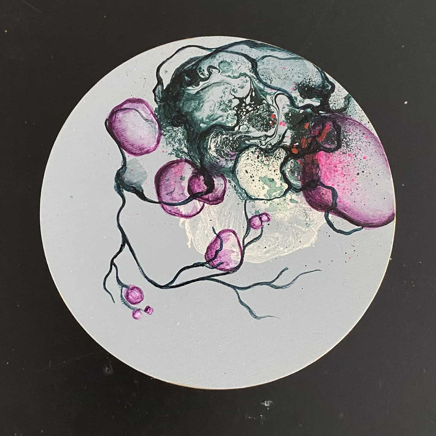 Håndmalet krukke af kunstner Rikke Darling