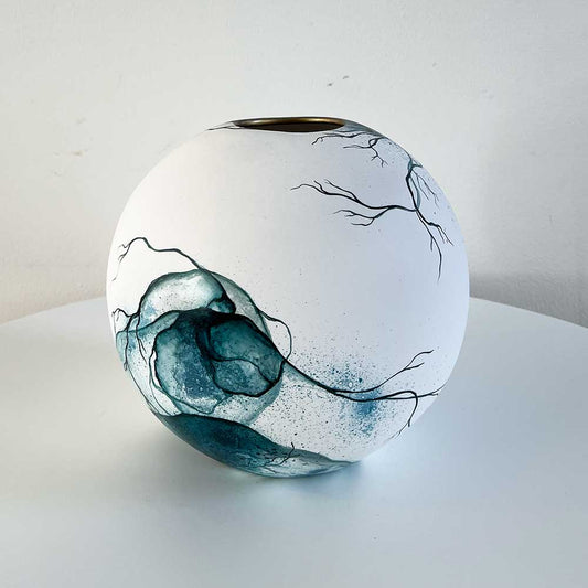 Vase med abstrakt kunst