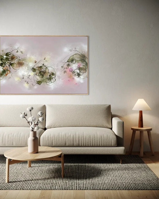 Stort lyst lavendel abstrakt maleri 100x150 cm over sofa i lys skandinavisk stue af Rikke Darling