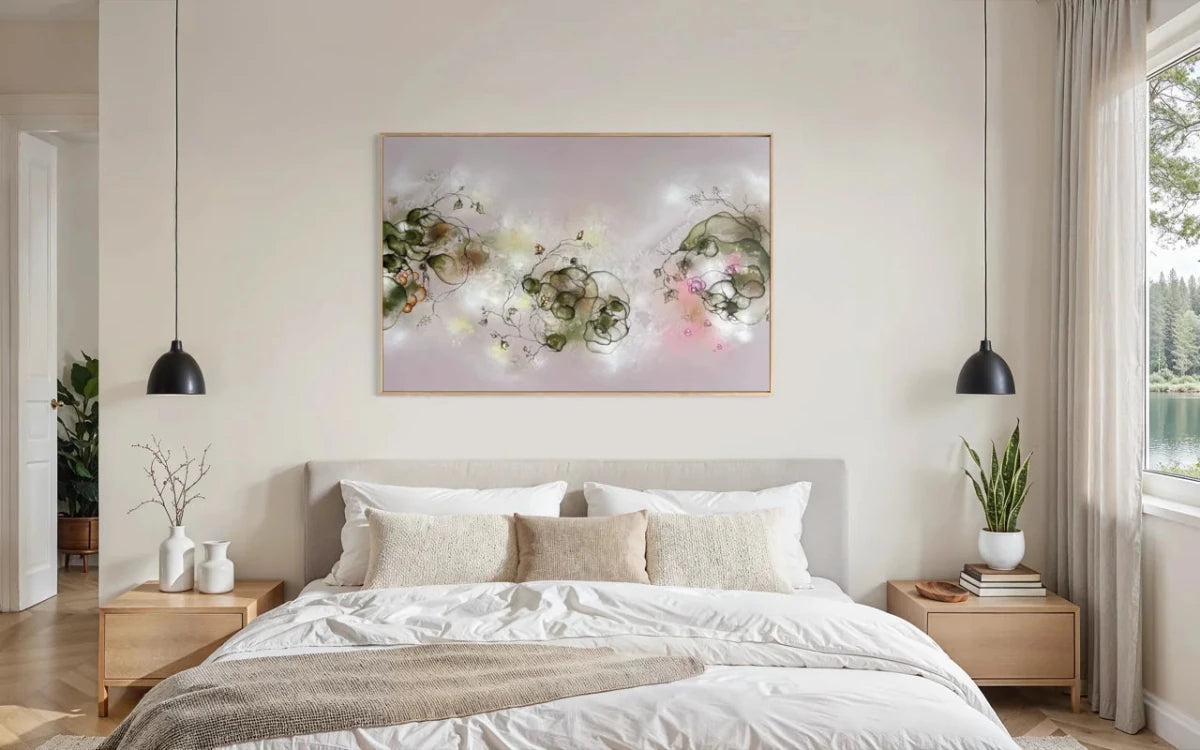 Stort lyst lavendel abstrakt maleri 100x150 cm over seng i soveværelse i lys skandinavisk stil af Rikke Darling