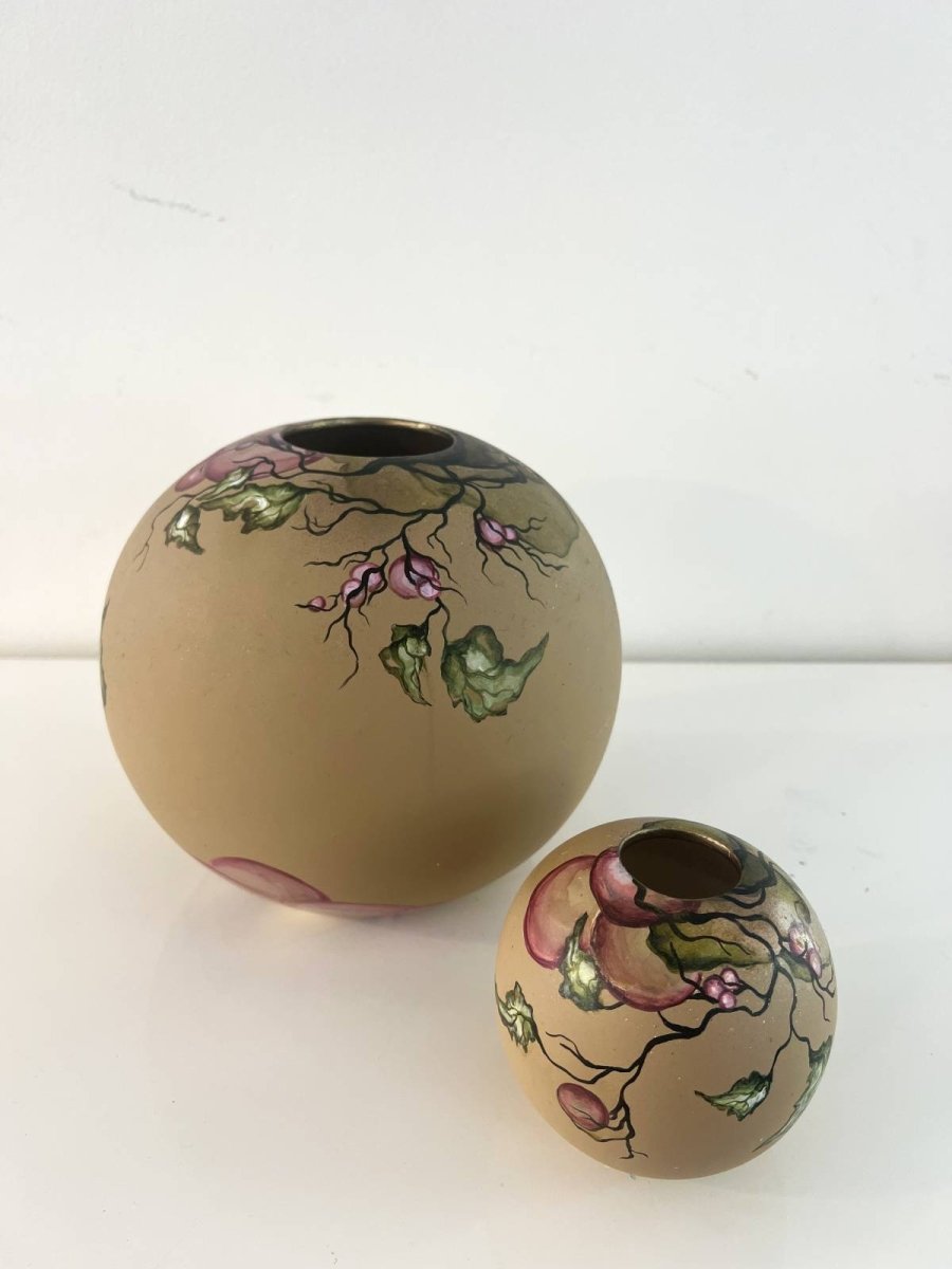To beige vaser i botanisk stil 30 cm og 20 cm. runde keramiske vaser i varme jordtoner af kunstner Rikke Darling