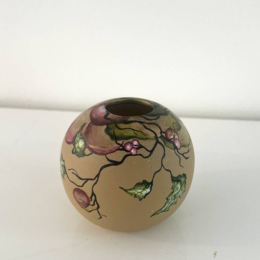 Lille håndmalet vase med botanisk kunst. Unika blomstervase i beige