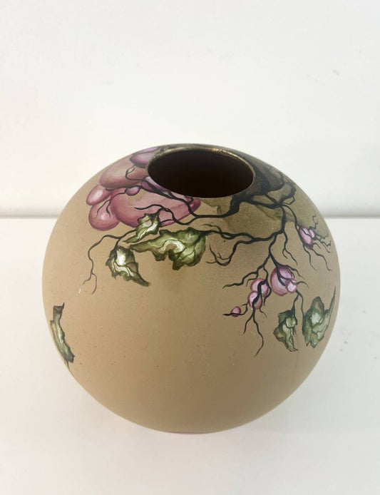Håndmalet vase med blomster til salg af Rikke Darling – 20 cm
