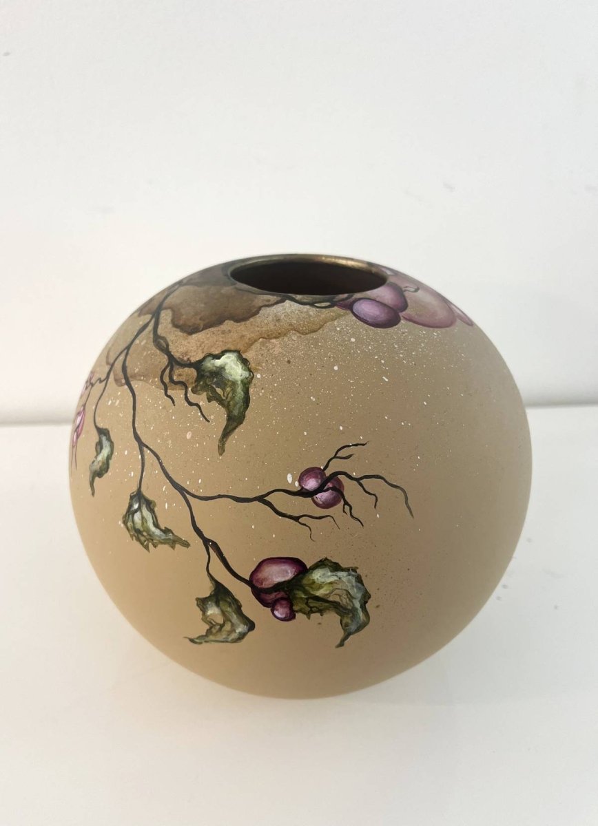 Minimalistisk håndmalet rund keramikvase 20 cm i beige med planter blade og bær i varme jordtoner af dansk kunstner Rikke Darling