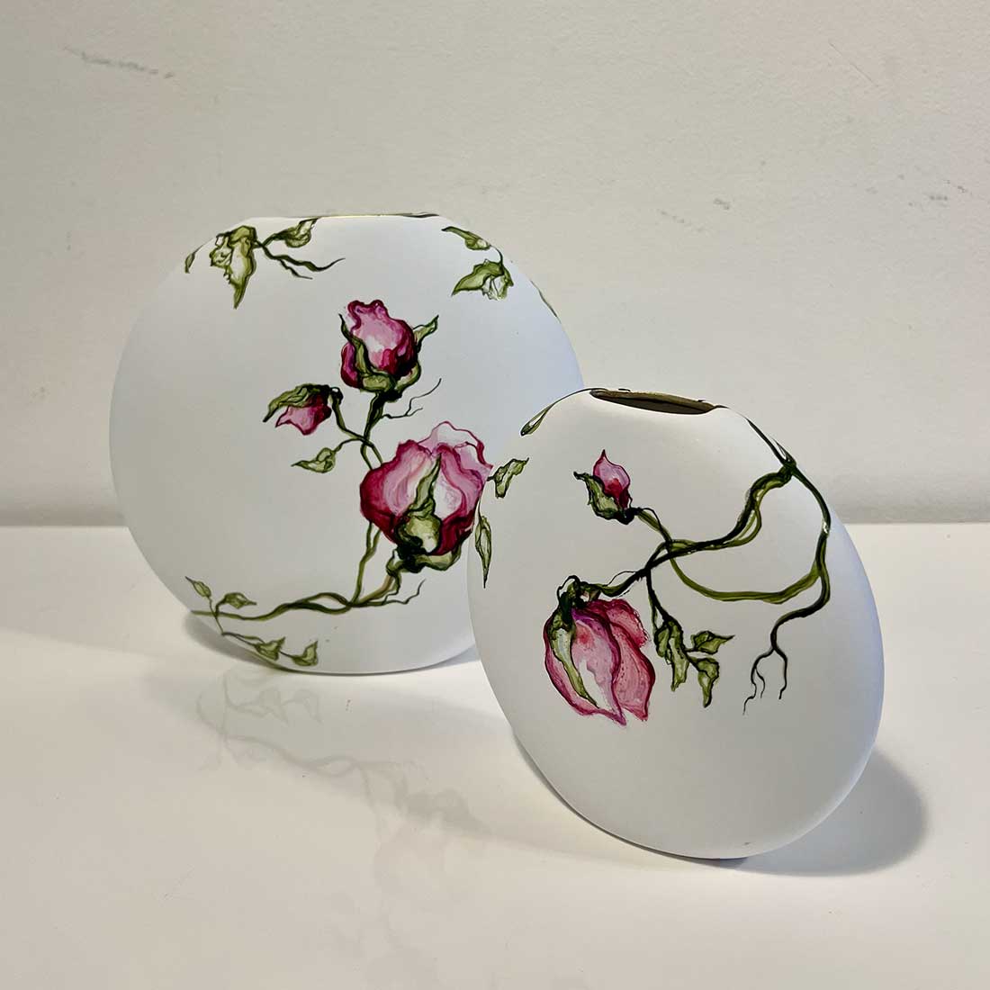 Vase 15 cm. weiße handbemalte Glasvase