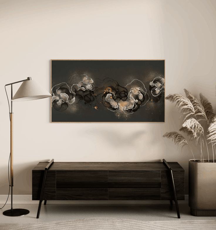 Elegant mørkt maleri oger skænk i mørkt træ. Kunst i stue