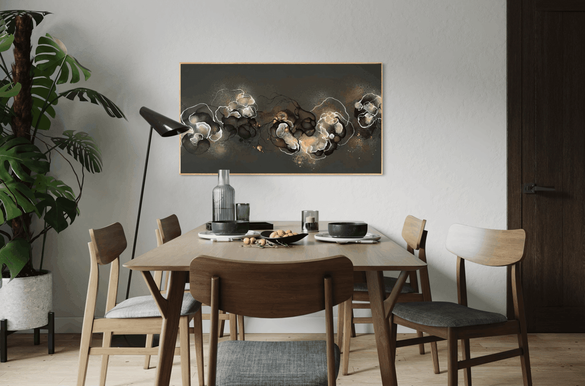 Indretning af køkkenalrum med moderne kunst. Stort elegant mørkt abstrakt maleri i spisestue. 
