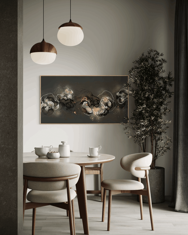 Indretning af spisestue i gråtoner. Stort mørkt maleri i abstrakt stil. Elegant stue. 