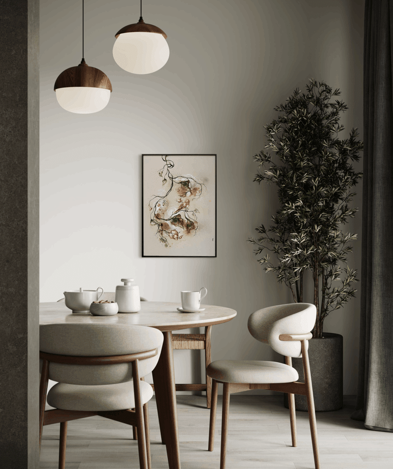 Maleri over spisebord i elegant stue. Boligindretning i lys eksklusiv stil. 