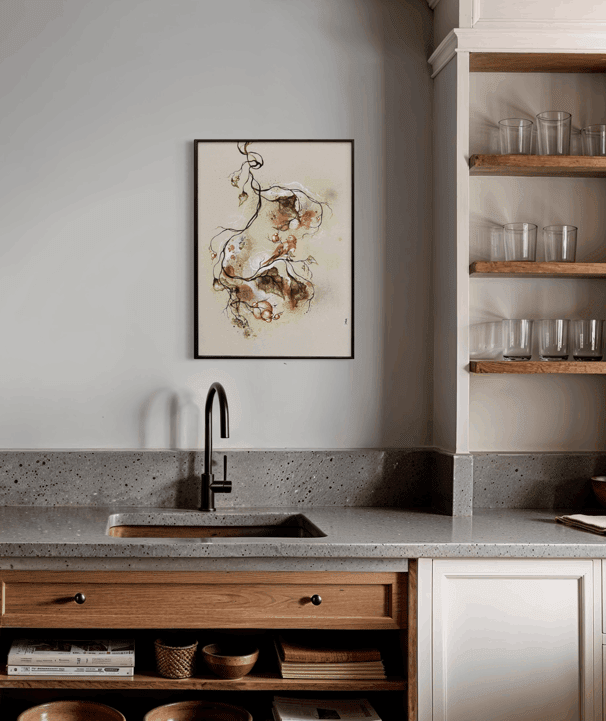 Maleri i køkken. Rustil stil med træ og beton. Maleri med naturmotiv og fugl på gren. 