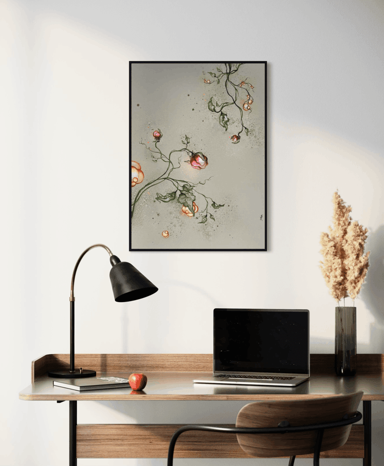 Indretning med moderne kunst på hjemmekontor. Maleri med blomster over skrivebord i træ.