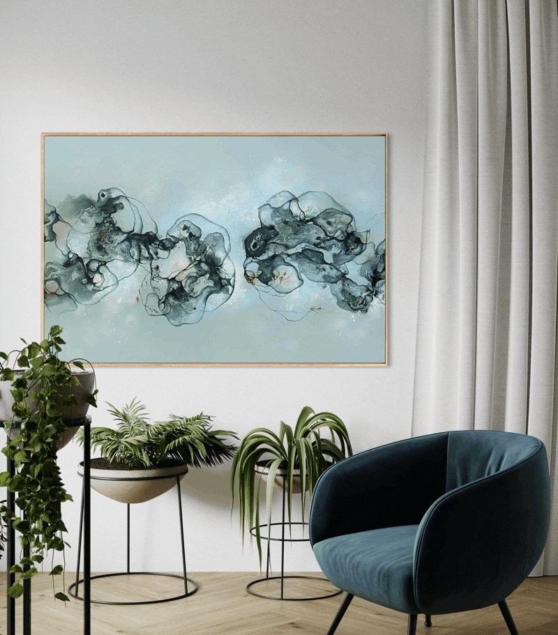Stort vandret blåt maleri i abstrakt stil. Maleri med natur - vand og himmel. Stueindretning med moderne kunst. 