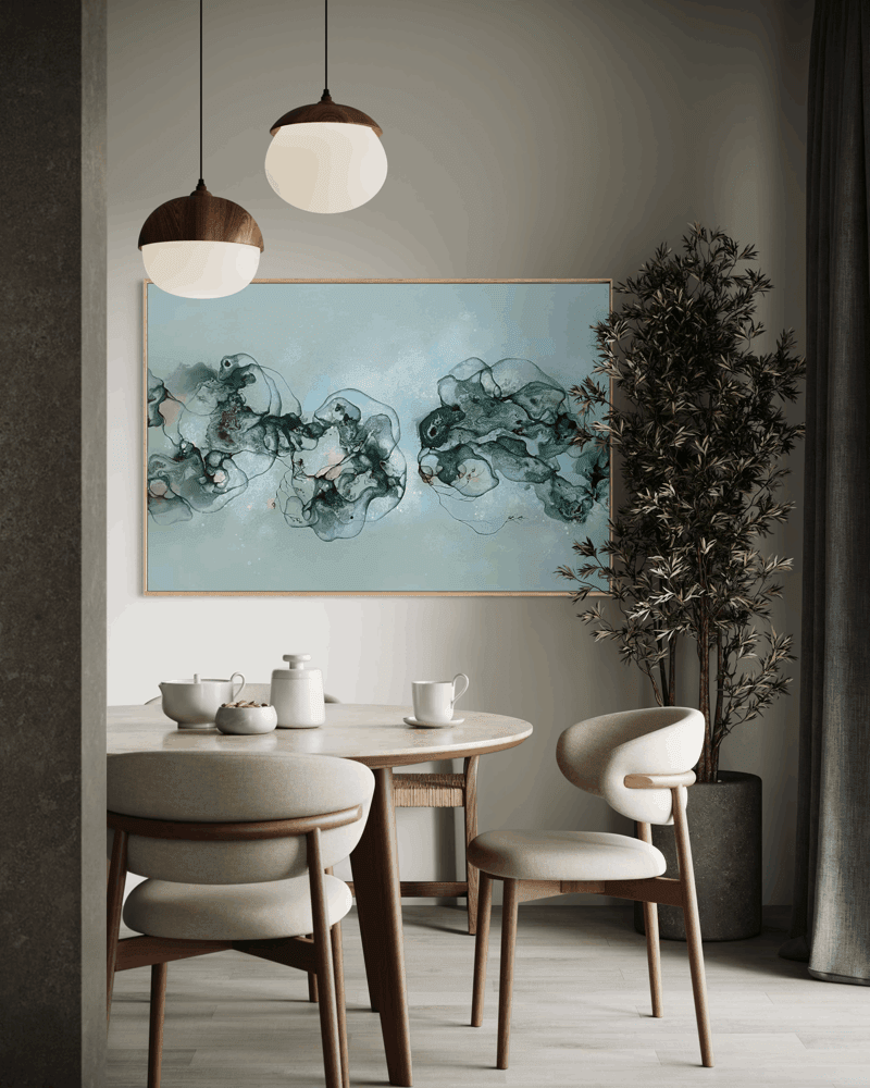 Indretning med kunst i spisestue. Stort blåt abstrakt maleri over spisebord. Elegant stue. 