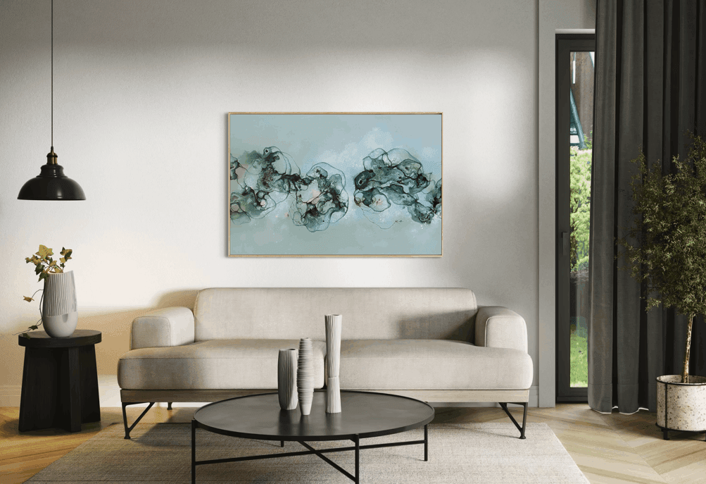 Indretning med stort blåt abstrakt maleri over sofa i stue. Lys elegant stue i nordisk stil 
