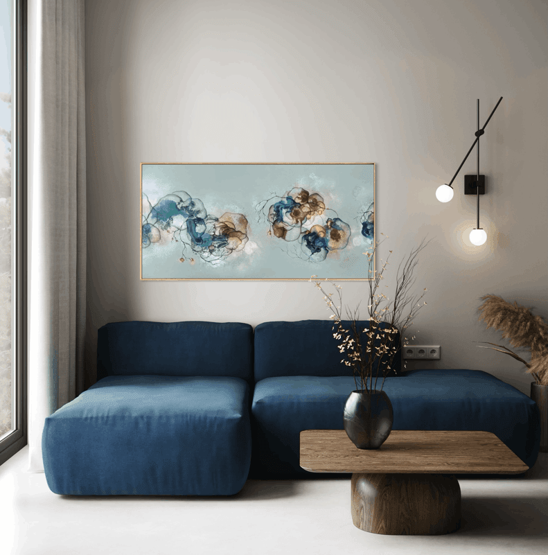 Stort blåt vandret maleri med naturmotiv i stue over blå sofa