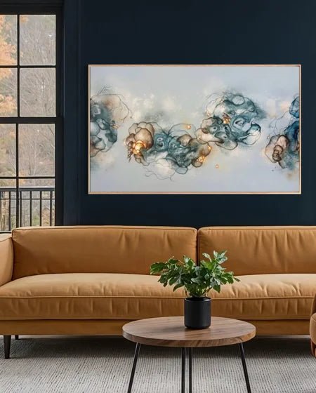 Stort blåt abstrakt maleri 110x180 cm over sofa i skandinavisk stue med træelementer af Rikke Darling