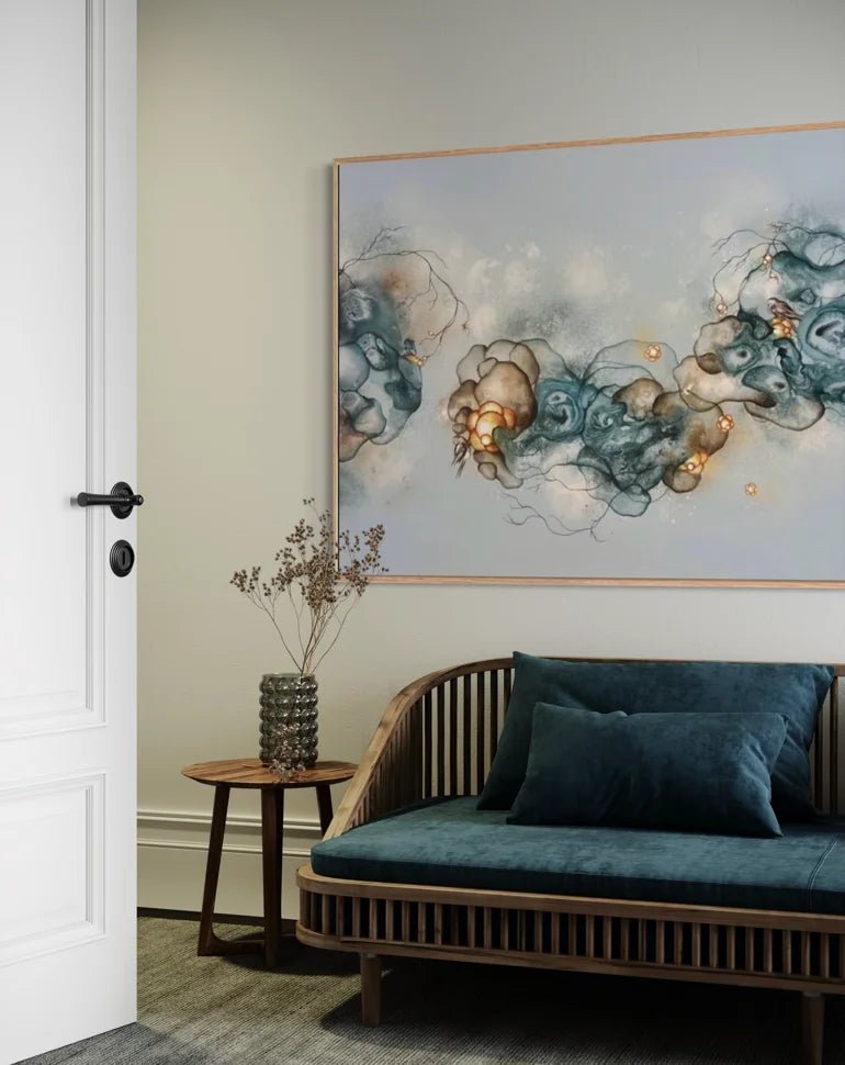 Stort abstrakt maleri med blå og turkise toner 110x180 cm i nordisk indretning med naturmaterialer af Rikke Darling