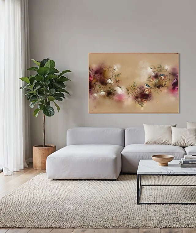 Stort varmt botanisk abstrakt maleri 100x150 cm over sofa i nordisk stue med mørke træelementer af Rikke Darling