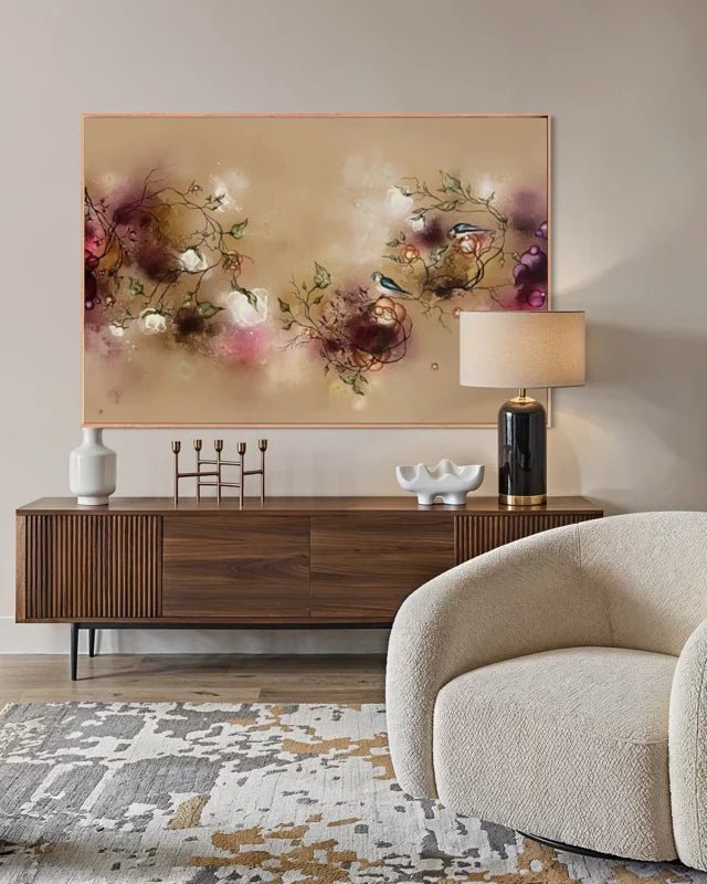 Stort varmt botanisk abstrakt maleri 100x150 cm over skænk i nordisk stue med mørke træelementer af Rikke Darling