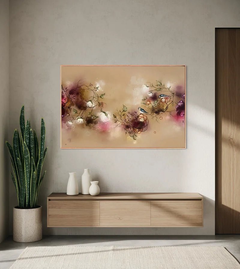 Lyst og sommerfyldt abstrakt maleri 100x150 cm i moderne lys stue med naturmaterialer af Rikke Darling