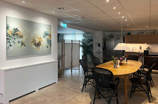 Stort maleri på Dagmarsminde Demensplejehjem