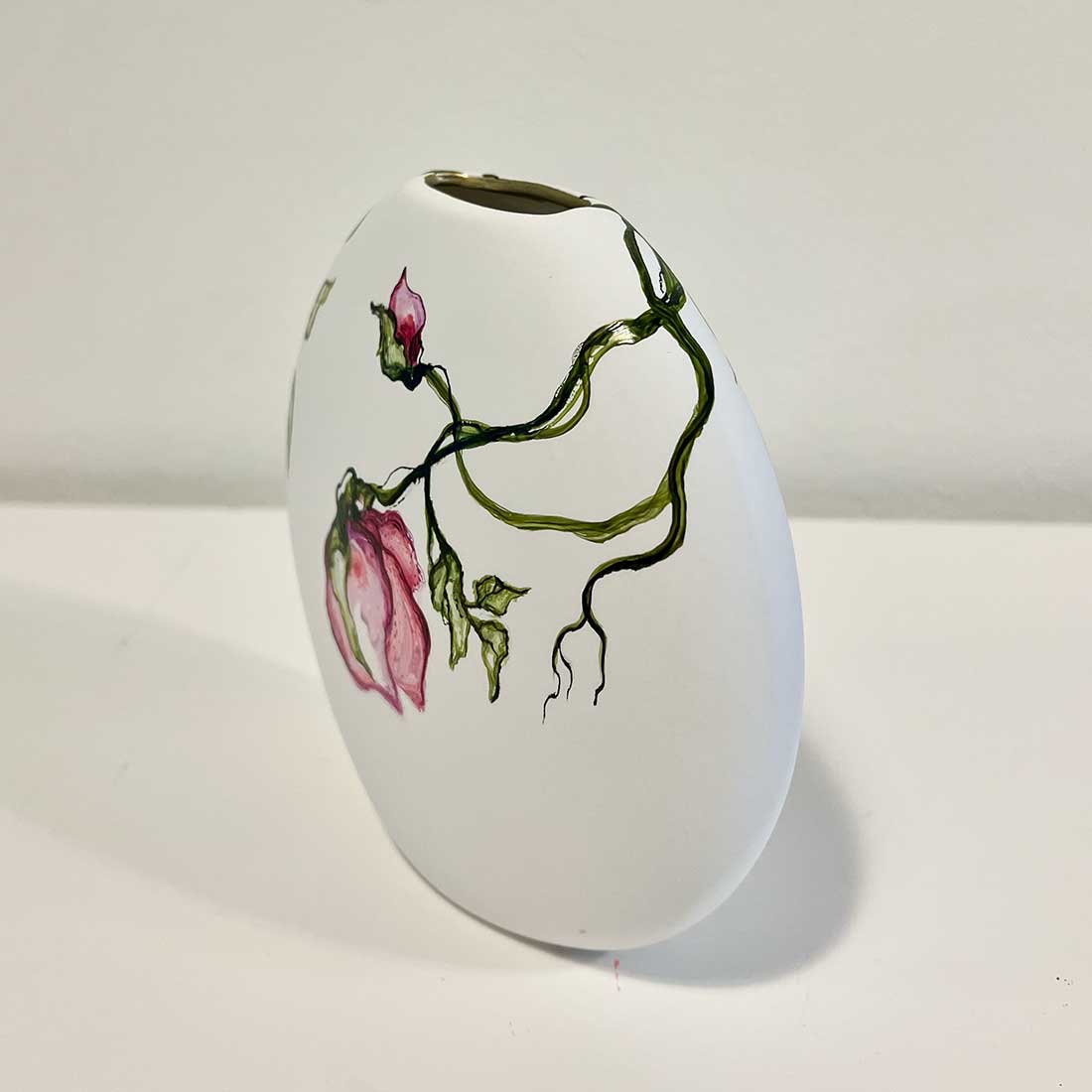 Flad hvis vase med blomster af kunstner Rikke Darling