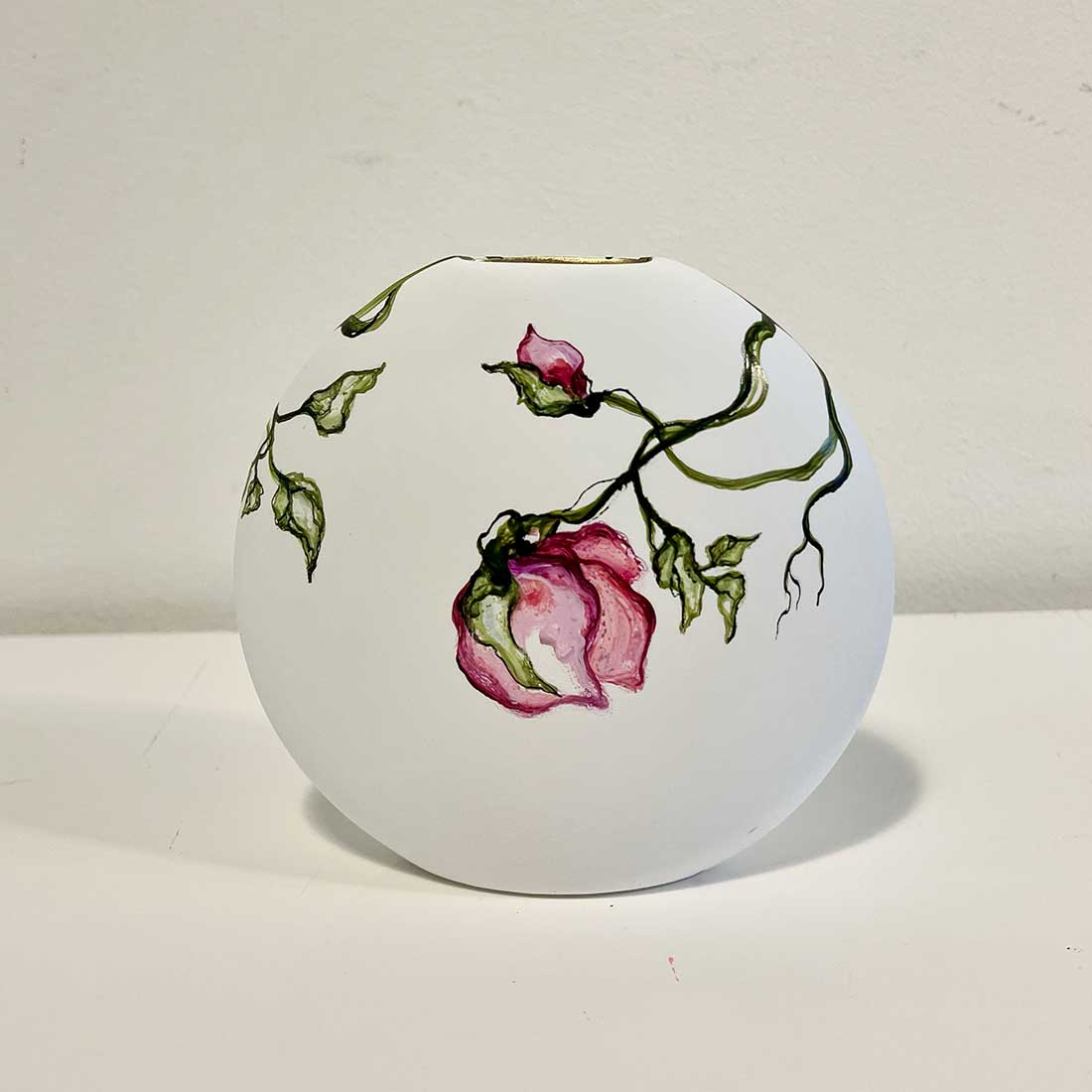 Flad hvis vase med blomster af kunstner Rikke Darling