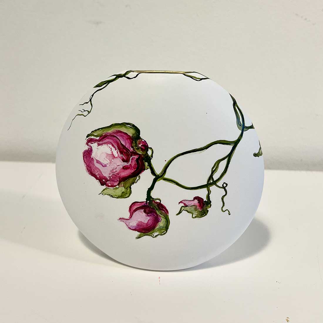 Flad hvis vase med blomster af kunstner Rikke Darling