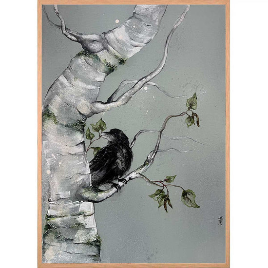 Maleri med et birketræ og ravn. Fuglemaleri Rikke Darling