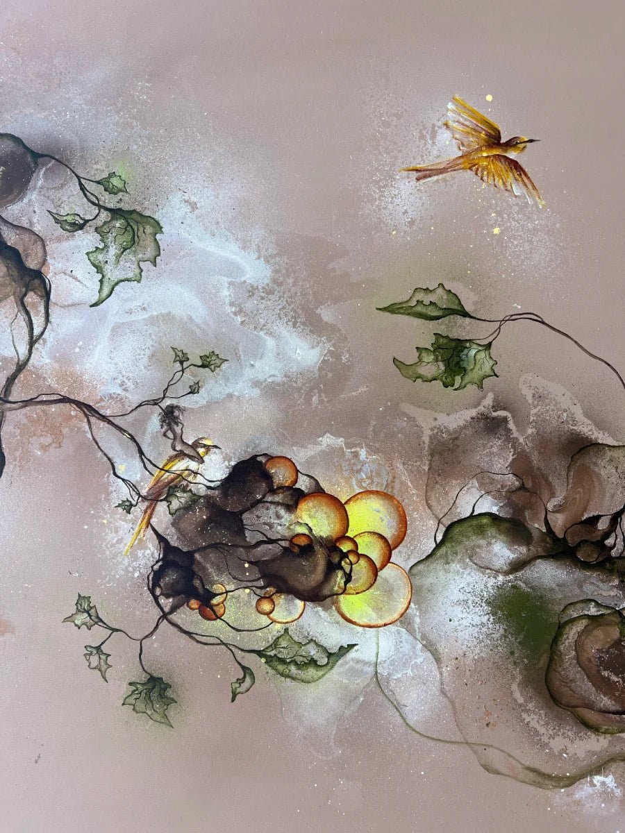 Detalje af abstrakt maleri "Free as a bird" – jordbrune toner, fugle og botaniske blade af Rikke Darling