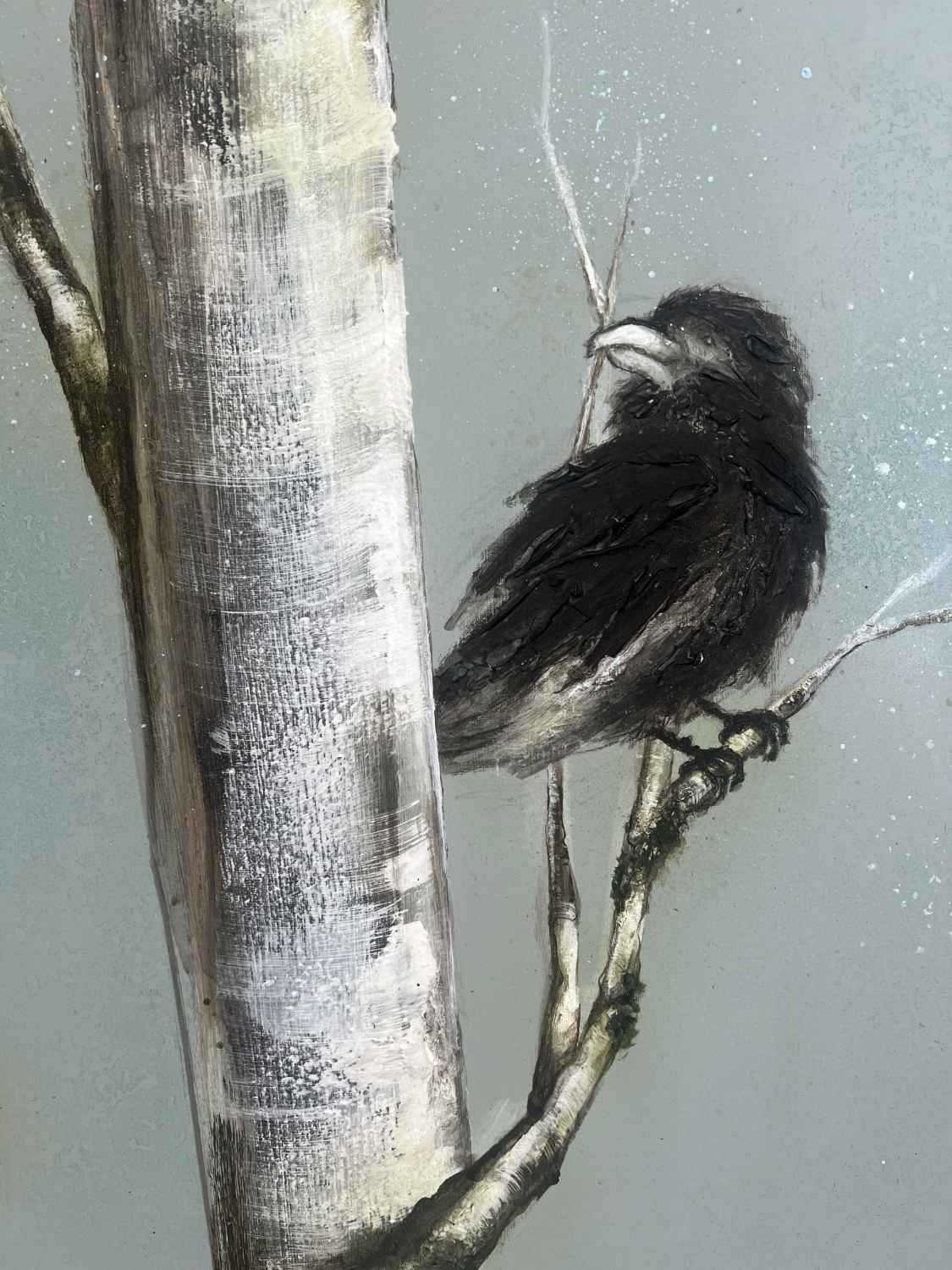 Detalje af nordisk maleri "Raven" – ravn i birketræ mod kølig blå himmel af Rikke Darling