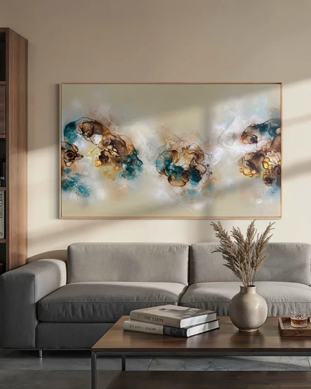 Stort varmt abstrakt maleri 110x180 cm over sofa i nordisk stue med mørke træelementer af Rikke Darling