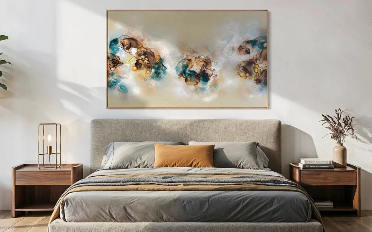 Varmt abstrakt maleri med dybde og tyngde 110x180 cm i moderne soveværelse af Rikke Darling
