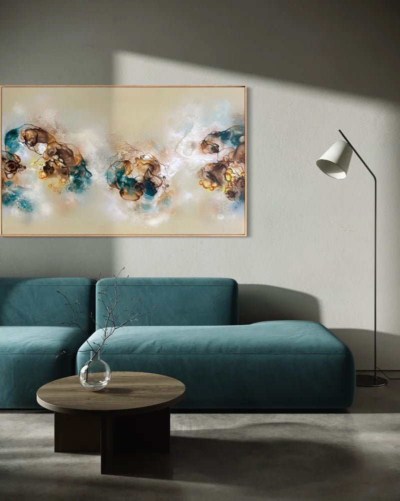 Abstrakt maleri med jordtoner og petroleumsblå 110x180 cm i skandinavisk indretning med naturmaterialer af Rikke Darling