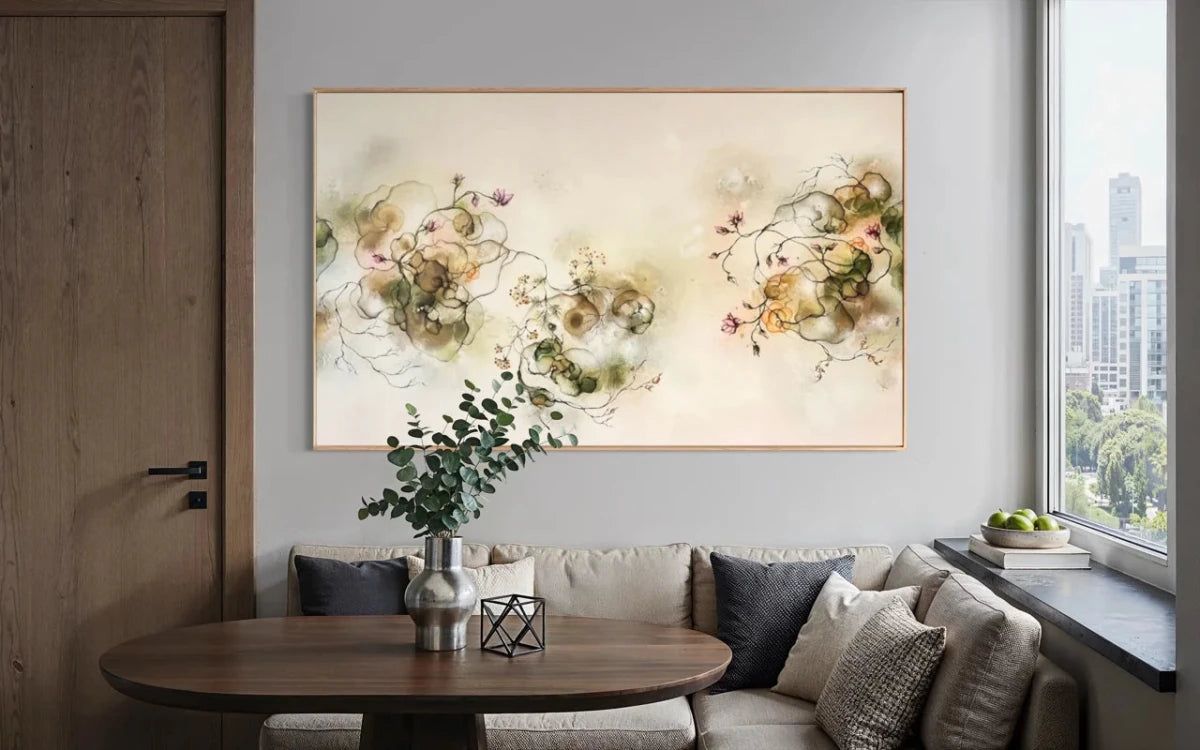 Lyst og solrigt abstrakt maleri 110x180 cm i moderne lys stue med naturmaterialer af Rikke Darling