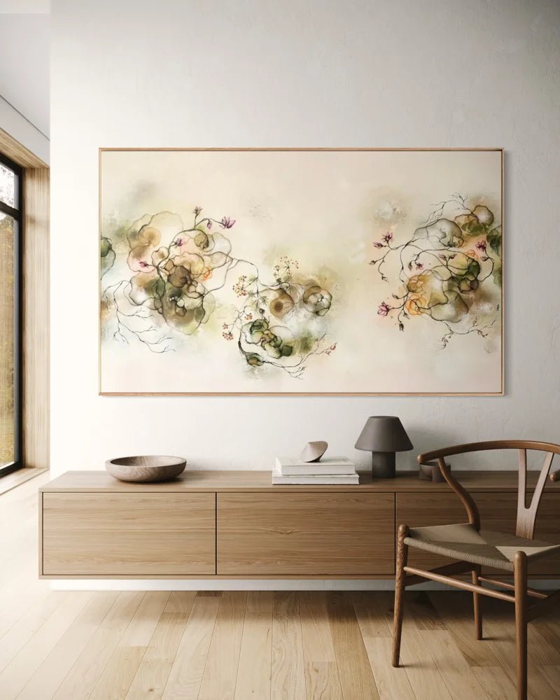 Let og legende abstrakt maleri med blomster i cremefarvede toner 110x180 cm i nordisk indretning af Rikke Darling