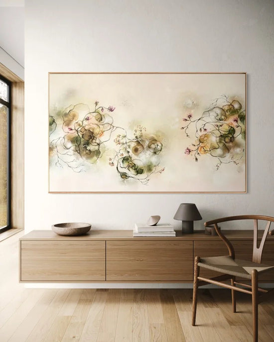 Let og legende abstrakt maleri med blomster i cremefarvede toner 110x180 cm i nordisk indretning af Rikke Darling