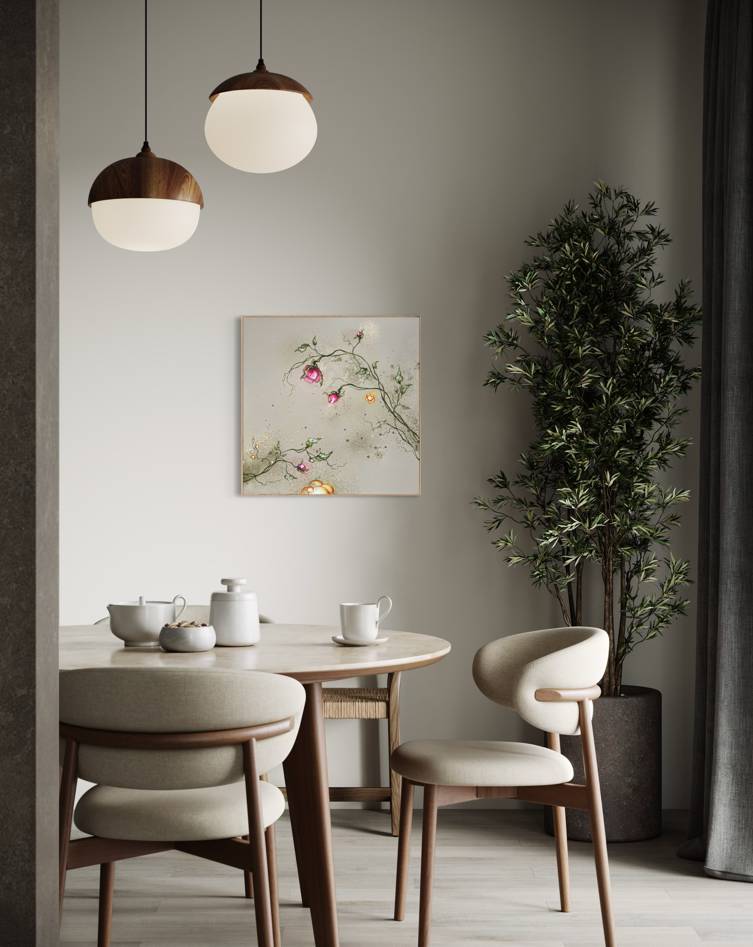 Indretning af spisestue med moderne kunst af kunstner Rikke Darling. Maleri med blomster og lys grå baggrund.