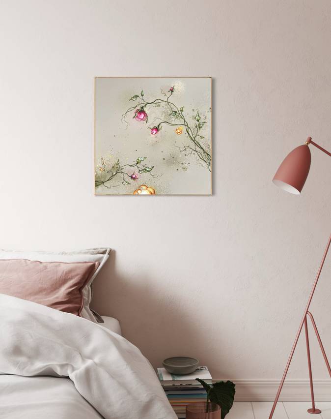 Indretning med maleri i soveværelse. Et lyst let maleri med blomster af kunstner Rikke Darling